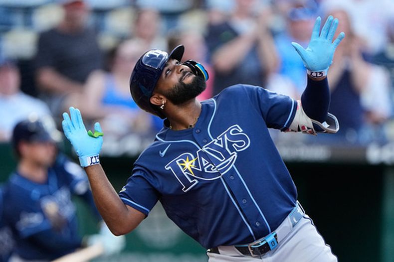 Junior Caminero, de los Rays de Tampa Bay, celebra tras conectar un jonrón de tres carreras durante la tercera entrada de un partido de béisbol contra los Reales de Kansas City, el martes 30 de junio de 2026, en Kansas City, Misuri. (Foto AP/Charlie Riedel)