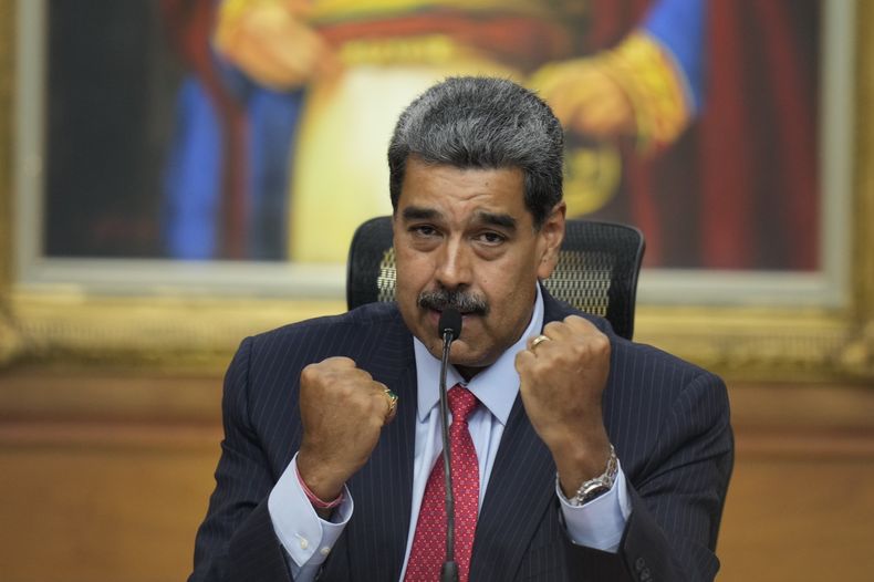 ARCHIVO - El presidente Nicolás Maduro gesticula durante una rueda de prensa en el palacio presidencial de Miraflores en Caracas, Venezuela, el 31 de julio de 2024, tres días después de su disputada reelección. (AP foto/Matias Delacroix, archivo)