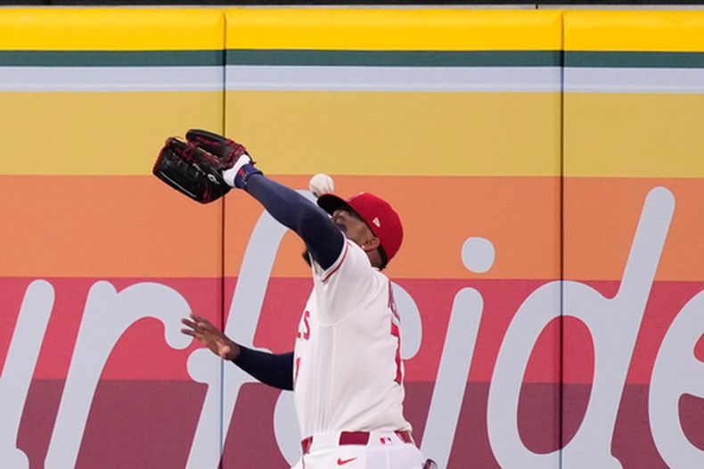 Jo Adell, jardinero de los Angelinos de Los Ángeles, no logra controlar un elevado de TJ Rumfield, de los Rockies de Colorado, durante el encuentro del martes 2 de junio de 2026 (AP Foto/Mark J. Terrill)