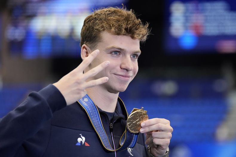 El francés Leon Marchand tras ganar la medalla de oro en los 200 metros combinados en el Mundial de natación, el jueves 27 de julio de 2023. (AP Foto/Lee Jin-man)