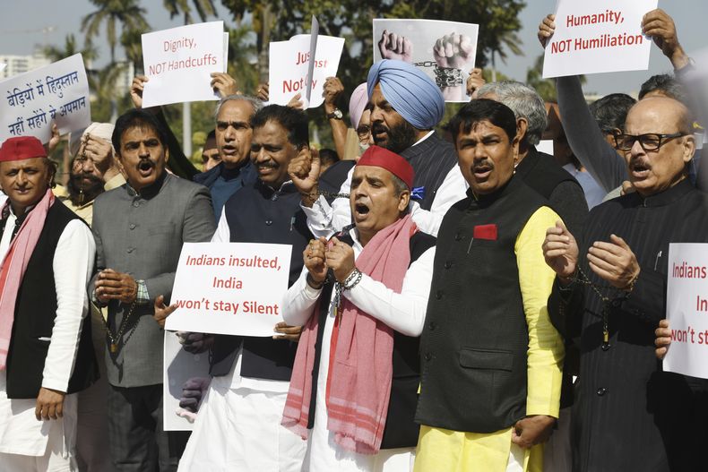 Parlamentarios de oposición indios, algunos con cadenas en las muñecas, protestan ante el Parlamento en Nueva Delhi para condenar el supuesto maltrato a migrantes indios durante su deportación de Estados Unidos, el jueves 6 de febrero de 2025. Los carteles en hindi dicen Indios en grilletes, el insulto no se tolerará. (AP Foto)