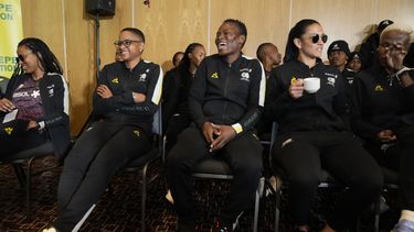 Las jugadores de la selección de Sudáfrica durante una rueda de prensa en Johannesburgo, Sudáfrica, el miércoles 5 de julio de 2023. El equipo resolvió un conflicto por el pago de premios y finalmente viajó a Australia y Nueva Zelanda para disputar el Mundial femenino. (AP Foto/Themba Hadebe)