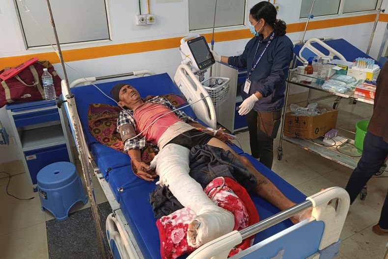 Una doctora atiende en un hospital a una persona herida en un terremoto, el sábado 4 de noviembre de 2023, en Nepalgunj, Nepal. (AP Foto/Krishna Adikari)