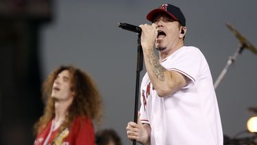 ARCHIVO - El cantante Steve Harwell, de Smash Mouth, actúa con la banda en Anaheim, California el 29 de septiembre de 2008. Harwell, el veterano líder de la banda de pop rock nominada al Grammy Smash Mouth, ha muerto. Tenía 56 años. El manager de la banda, Robert Hayes, dijo que Harwell falleció pacífica y confortablemente el lunes 4 de septiembre de 2023 por la mañana rodeado de familiares y amigos en su casa en Boise, Idaho. (Foto AP/Matt Sayles, archivo)