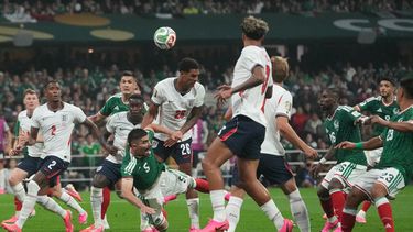 El inglés Jarell Quansah (26) pugna el balón con el mexicano Johan Vásquez (5) durante el partido de los octavos el final del Mundial, el domingo 5 de julio de 2026. (AP Foto/Eduardo Verdugo)