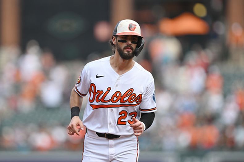 Blaze Alexander, de los Orioles de Baltimore, trota rumbo al plato para anotar gracias a un jonrón de su compañero de equipo, Leody Taveras en el juego de béisbol de Grandes Ligas contra los Reales de Kansas City, el domingo 12 de julio de 2026, en Baltimore. (AP Foto/Gail Burton)