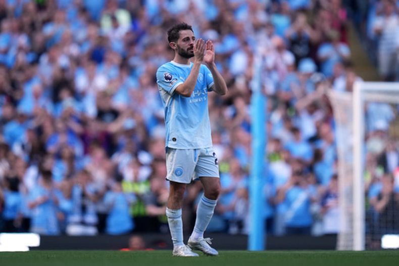El jugador del Manchester City Bernardo Silva sale del campo tras su último partido con el equipo en el encuentro ante el Aston Villa en la Liga Premier el domingo 24 de mayo del 2026. (AP Foto/Alastair Grant)