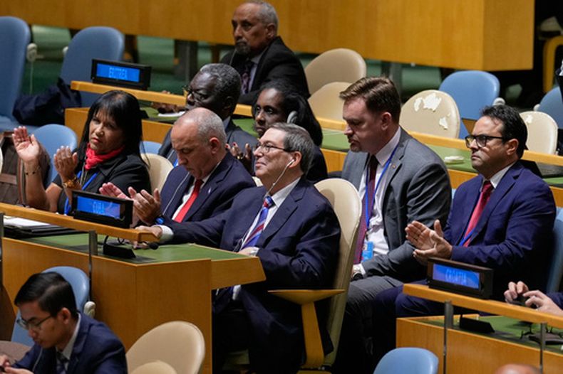 La delegación cubana, incluido el ministro de Asuntos Exteriores, Bruno Rodríguez —en el centro—, reacciona tras una votación sobre el fin del bloqueo de Estados Unidos contra Cuba en la sede de las Naciones Unidas, el miércoles 28 de octubre de 2026. (AP Foto/Seth Wenig)