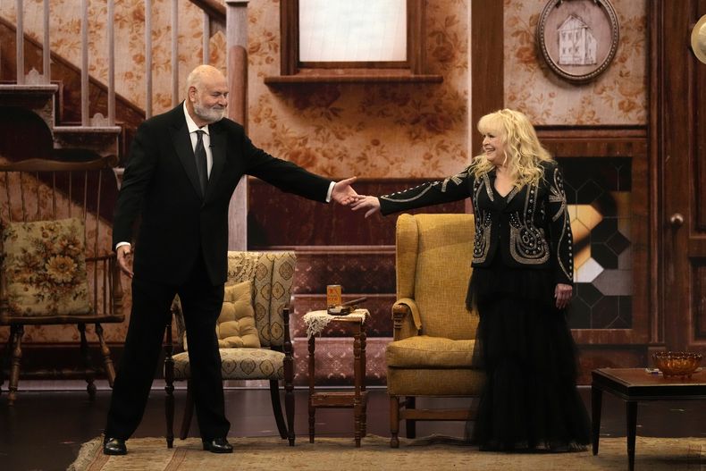 Rob Reiner, izquierda, y Sally Struthers presentan el segmento In Memoriam con un homenaje a Norman Lear en la 75a edición de los Premios Emmy el lunes 15 de enero de 2024 en el Teatro Peacock de Los Ángeles. (Foto AP/Chris Pizzello)