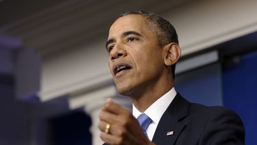 americateve | El presidente Barack Obama hace declaraciones en el Sal&oacute;n de Prensa Brady en la Casa Blanca en Washington, el 30 de septiembre de 2013. Obama cancel&oacute; su asistencia a la gala anual del instituto de al Samblea Hispana del Congreso prevista par