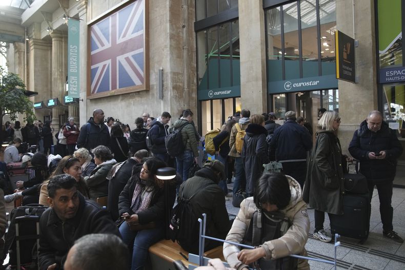 Viajeros esperan tras la suspensión de los viajes del Eurostar a Londres y de otros trenes al norte de Francia tras el hallazgo de una bomba sin detonar de la IIGM cerca de las vías, en la Gare du Nord, en París, el 7 de marzo de 2025. (AP Foto/Christophe Ena)