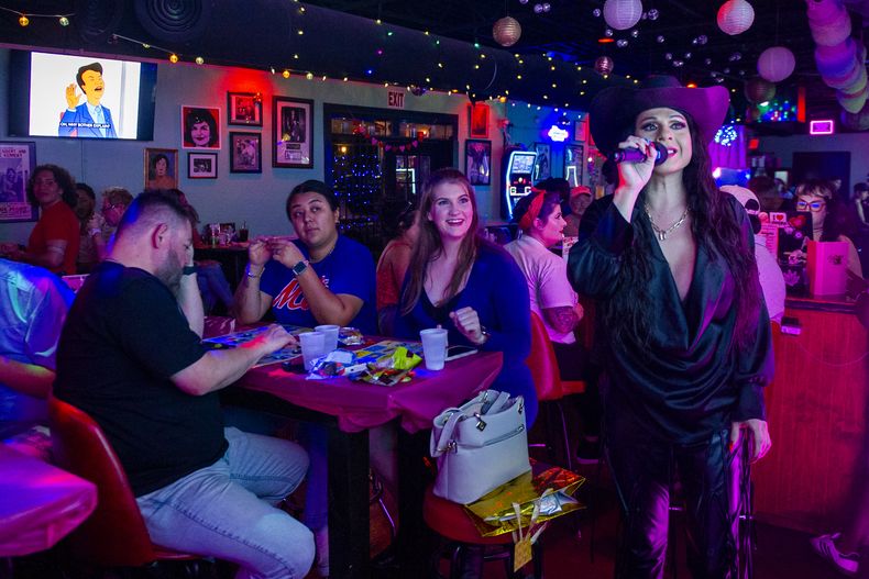 Audrey Campos habla en un juego de lotería en el Jackie Os Cocktail Club en Fort Worth, Texas, el martes 27 de mayo de 2025. (AP Foto/Ronaldo Bolaños)