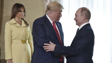 ARCHIVO - La primera dama Melania Trump observa mientras el presidente estadounidense Donald Trump y el mandatario ruso Vladímir Putin se saludan en el Palacio Presidencial de Helsinki, Finlandia, el 16 de julio de 2018, previo a una reunión entre ambos dirigentes. (Alexei Nikolsky, Sputnik, Kremlin Pool Photo vía AP)