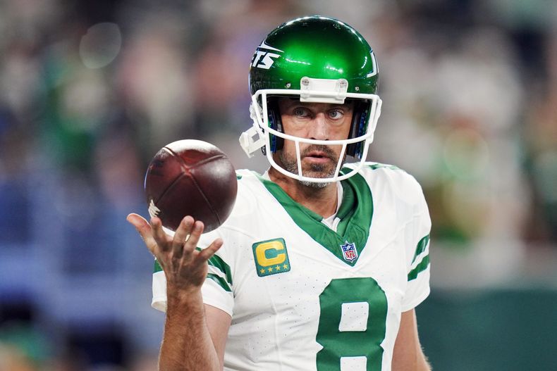 ARCHIVO - Foto del 11 de septiembre del 2023, el quarterback de los Jets de Nueva York Aaron Rodgers calienta antes del duelo ante los Bills de Búfalo. (AP Foto/Rusty Jones, File)