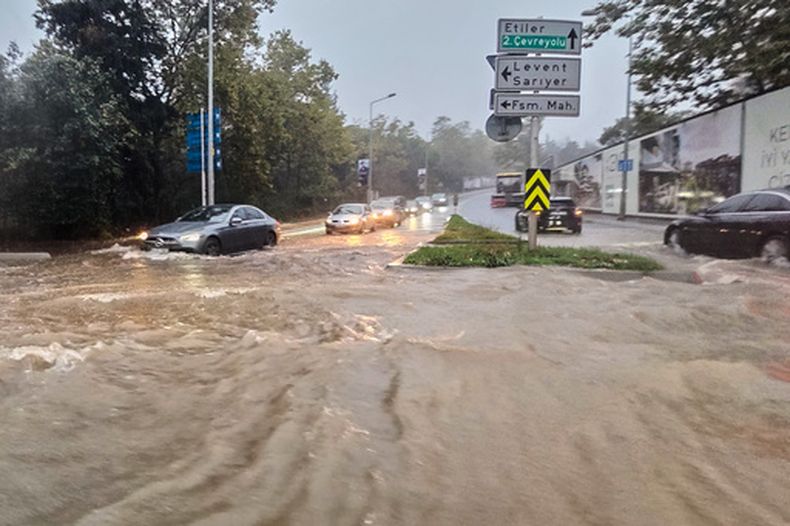 Vehículos circulan por una carretera parcialmente inundada durante un fuerte aguacero en Estambul, el 14 de octubre de 2026. (Omer Hamza Yildiz/DIA Photo via AP)