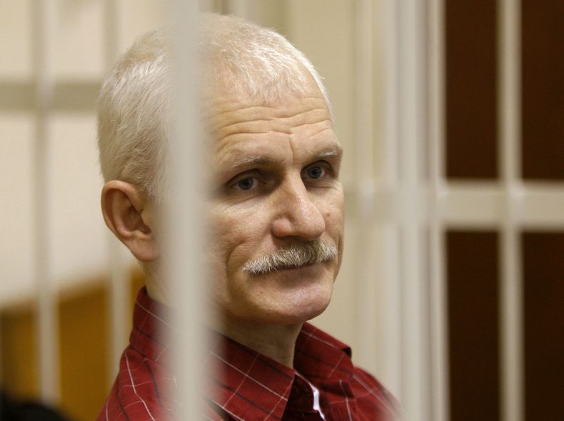 Ales Bialiatski, director del grupo de derechos humanos bielorruso Viasna, durante una audiencia en un tribunal de Minsk, Bielorrusia, 2 de noviembre de 2011. (AP Foto/Sergei Grits, File)