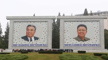 Ciudadanos visitan los retratos de los difuntos líderes norcoreanos Kim Il Sung y Kim Jong Il en el 78vo aniversario de la fundación del Partido Obrero de Corea en Pyongyang, Corea del Norte, 10 de octubre de 2023. (AP Foto/Jon Chol Jin)