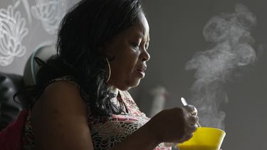 Sadie James desayuna en su casa el miércoles 12 de julio de 2023, en Londres. Su mayor temor es que la echen de su casa por no poder pagar la renta. (AP Foto/Kin Cheung)