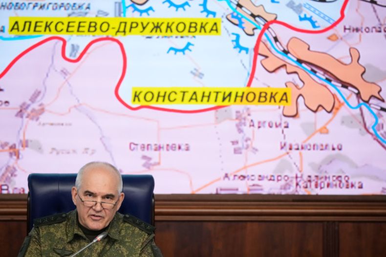 El primer subjefe del Estado Mayor General de las Fuerzas Armadas de Rusia, el coronel general Serguéi Rudskói, ofrece una rueda de prensa en Moscú el sábado 4 de julio de 2026. (Foto AP/Pável Bedniakov)