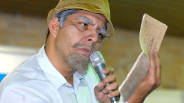 Pánfilo con su compañera inseparable, la libreta de abastecimiento.