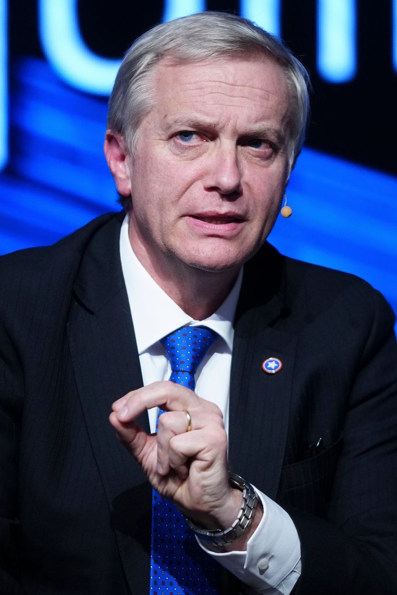 ARCHIVO - El candidato presidencial chileno José Antonio Kast, del Partido Republicano, asiste a una reunión de la Cámara de Comercio de Santiago antes de las elecciones en Santiago de Chile, el 24 de julio de 2025. (AP Foto/Esteban Félix, Archivo)