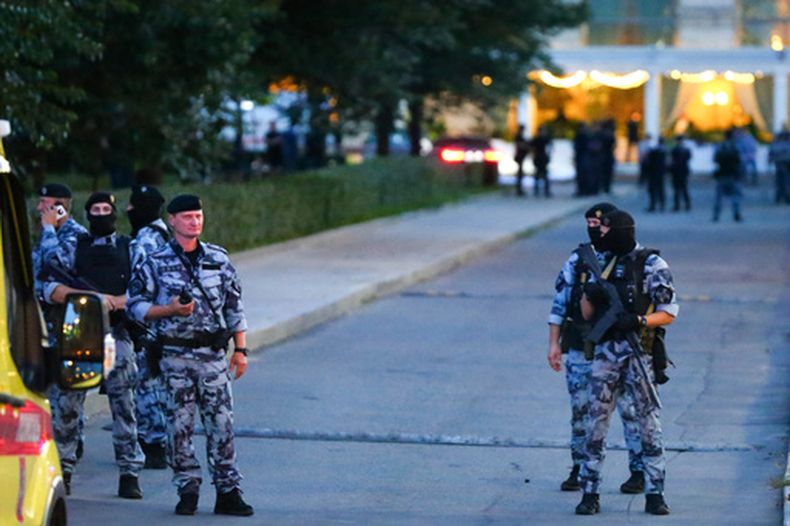 Policías cortan el paso a la zona de una explosión mortal en un restaurante de Moscú, el sábado 1 de agosto de 2026. (Sergei Vedyashkin/Moscow News Agency via AP)