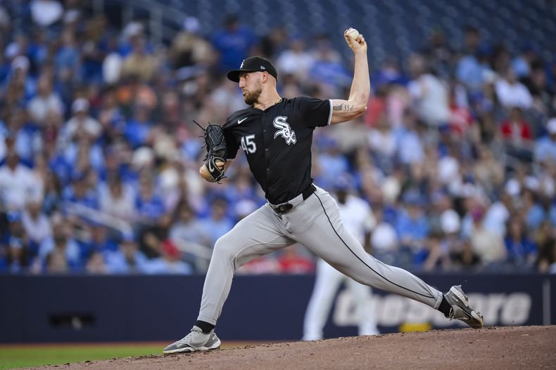 El lanzador de los Medias Blancas de Chicago Garrett Crochet lanza en la segunda entrada del juego ante los Azulejos de Toronto el martes 21 de mayo del 2024. (Christopher Katsarov/The Canadian Press via AP)