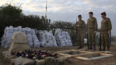 americateve | Soldados israel&iacute;es de una unidad de paracaidistas ensayan en el lugar donde ser&aacute; enterrado el ex primer ministro Ariel Sharon, quien descansar&aacute; junto a su esposa, fuera de su finca en Havat Hashikmim, en el sur del pa&iacute;s, el dom