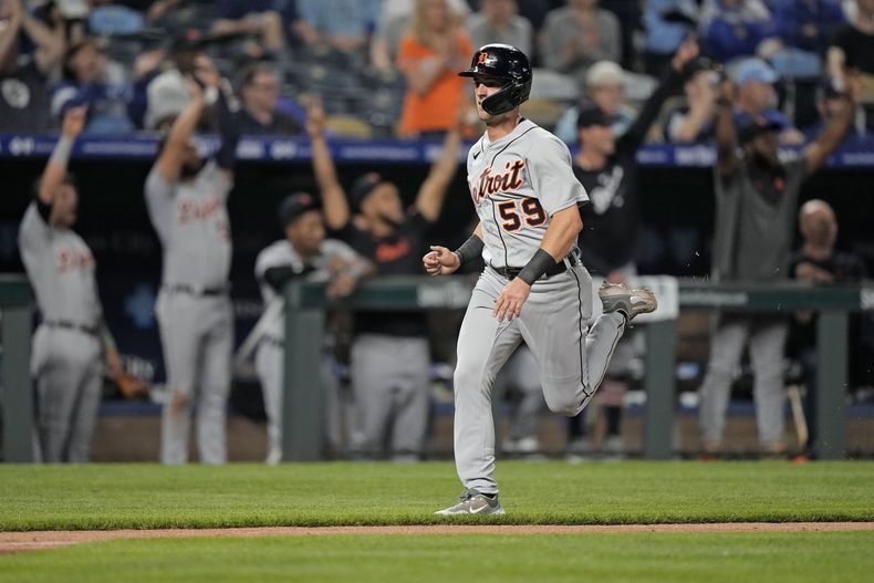 Zack Short, de los Tigres de Detroit, se enfila al plato para anotar con un doble de Jonathan Schoop durante la octava entrada del juego de béisbol en contra de los Reales de Kansas City, el miércoles 24 de mayo de 2023, en Kansas City, Missouri. (AP Foto/Charlie Riedel)