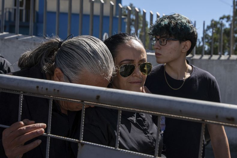 Lorena Villavicencio, hermana del asesinado candidato presidencial Fernando Villavicencio, llega con su esposo a la morgue donde se encuentra el cuerpo de su hermano en Quito, Ecuador, el jueves 10 de agosto de 2023. Villavicencio fue asesinado a tiros cuando salía de un acto de campaña en una escuela en la capital ecuatoriana, menos de dos semanas antes de las elecciones presidenciales del 20 de agosto. (AP Foto/Carlos Noriega)