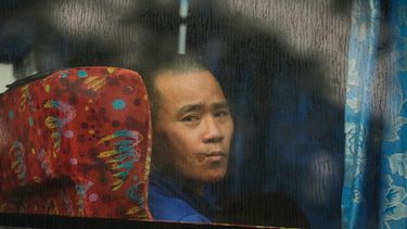 Un ciudadano de Myanmar mira por la ventana de un autobús en Manjung, en el estado de Perak, Malasia, el martes 29 de septiembre de 2026. (AP Foto/Vincent Thian)