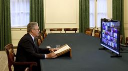 El primer ministro de Reino Unido, Keir Starmer, copreside una videollamada con líderes europeos sobre Ucrania, en Londres, el 13 de agosto de 2025. (Jack Taylor/Pool Foto vía AP)