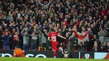 El portugués Diogo Jota, de Liverpool, festeja frente a los aficionados tras anotar ante el Union Saint-Gilloise, el jueves 5 de octubre de 2023, en un duelo de la Liga Europa (AP Foto/Jon Super)