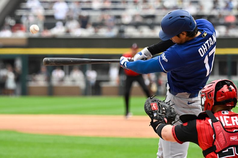 El japonés Shohei Ohtani (17), de los Dodgers de Los Ángeles, batea un jonrón durante el primer turno del partido de béisbol en contra de los Medias Blancas de Chicago, el sábado 13 de junio de 2026, en Chicago. (AP Foto/Matt Marton)