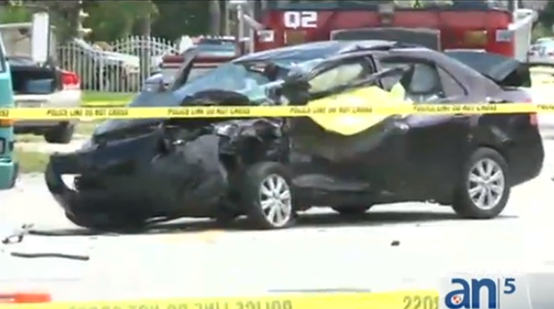 Una persona ha muerto en un aparatoso accidente. Dos hombres que al parecer causaron el choque fueron arrestados.