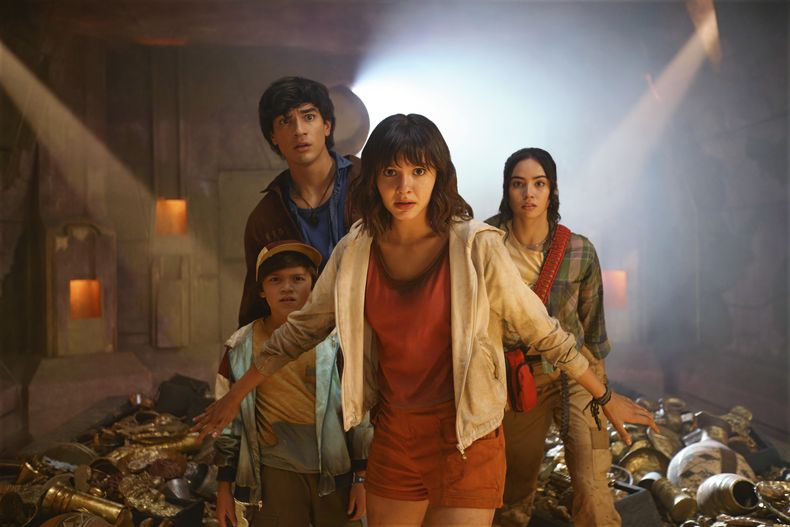 En esta imagen difundida por Paramount+ Acston Luca Porto, Jacob Rodríguez, Samantha Lorraine y Mariana Garzón Toro en una escena de Dora and the Search for Sol Dorado. (Pablo Arellano Spataro/Nickelodeon/Paramount+ via AP)