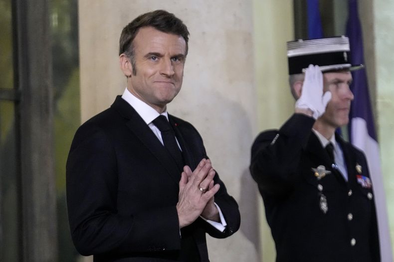 El presidente francés Emmanuel Macron previo a recibir al primer ministro húngaro, Viktor Orbán, en el Palacio del Elíseo, en París, el miércoles 5 de marzo de 2025. (AP Foto/Michel Euler)