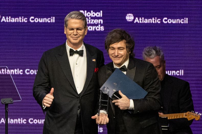 El secretario del Tesoro de los Estados Unidos, Scott Bessent, entrega un premio al presidente de Argentina, Javier Milei, en la ceremonia de los Premios Global Citizen, el miércoles 24 de septiembre de 2025, en Nueva York. (AP Foto/Stefan Jeremiah)