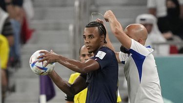 Koundé, obligado a retirarse cadenas de oro en partido