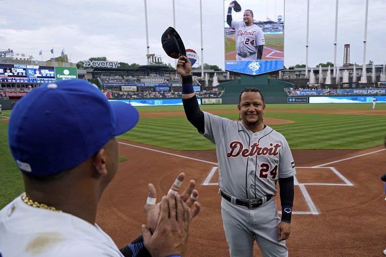 El venezolano Salvador Pérez, de los Reales de Kansas City, aplaude a su compatriota Miguel Cabrera, de los Tigres de Detroit, durante un homenaje realizado el miércoles 19 de julio de 2023 (AP Foto/Charlie Riedel)