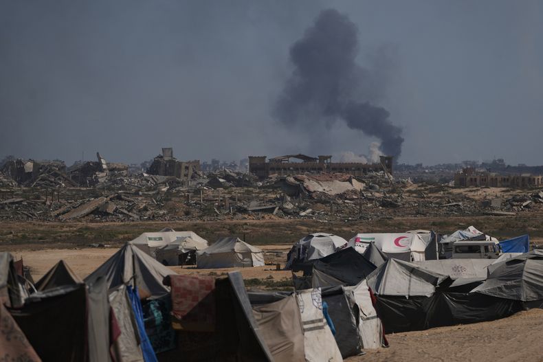 Una columna de humo señala el lugar donde se produjo un ataque del ejército de Israel en la Ciudad de Gaza, visto desde el centro de la Franja, el 2 de octubre de 2025. (AP Foto/Abdel Kareem Hana)