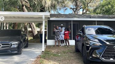 reguetonero cubano chocolate mc muestra la casa y el carro que logro ofrecerle a su hermana en tampa 