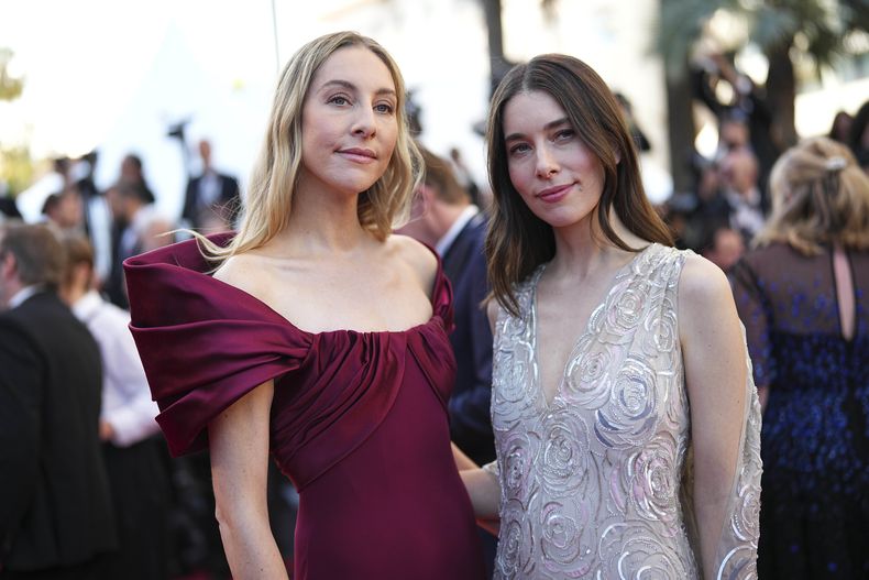 Este Haim, izquierda, y Danielle Haim posan a su llegada al estreno de la película The Mastermind en el 78º festival internacional de cine, Cannes, sur de Francia, el viernes 23 de mayo de 2025. (Foto Scott A Garfitt/Invision/AP)