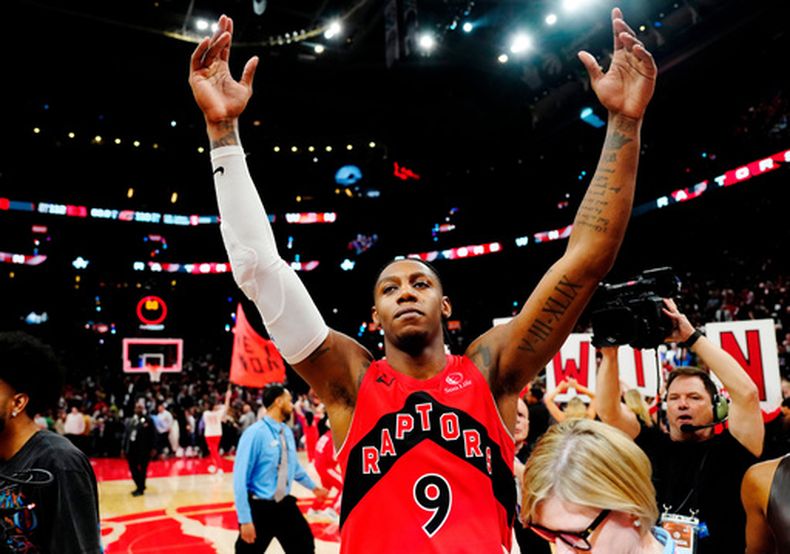 RJ Barrett, de los Raptors de Toronto, celebra después de derrotar a los Cavaliers de Cleveland en tiempo extra en el sexto juego de la serie de primera ronda de los playoffs del baloncesto de la NBA, el viernes 1 de mayo de 2026, en Toronto. (Frank Gunn/The Canadian Press via AP)