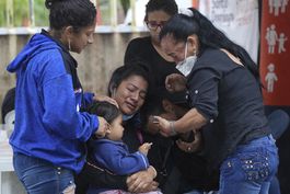 ecuador trata de identificar a presos muertos en motin