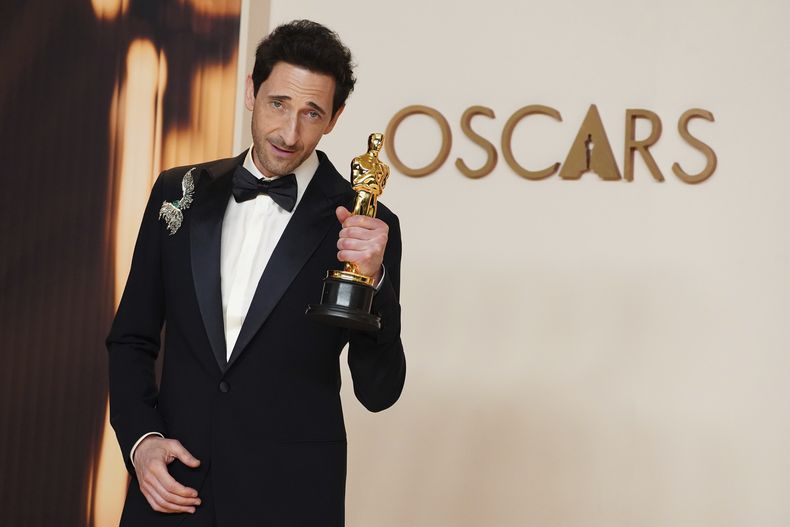 Adrien Brody, ganador del Oscar como mejor actor por The Brutalist, posa en la sala de prensa de los premios, el domingo 2 de marzo de 2025 en el Teatro Dolby de Los Ángeles. (Foto, Jordan Strauss/Invision/AP)