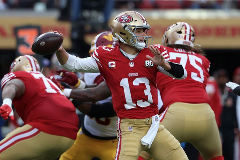 El quarterback de los 49ers de San Francisco Brock Purdy lanza ante los Commanders de Washington en el encuentro del lunes 19 de octubre del 2026. (AP Foto/Jed Jacobsohn)