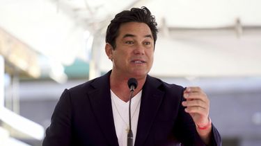 ARCHIVO - Dean Cain habla durante una ceremonia en honor a Mehmet Oz con una estrella en el Paseo de la Fama de Hollywood en Los Ángeles el 11 de febrero de 2022. (Foto AP/Chris Pizzello, archivo)