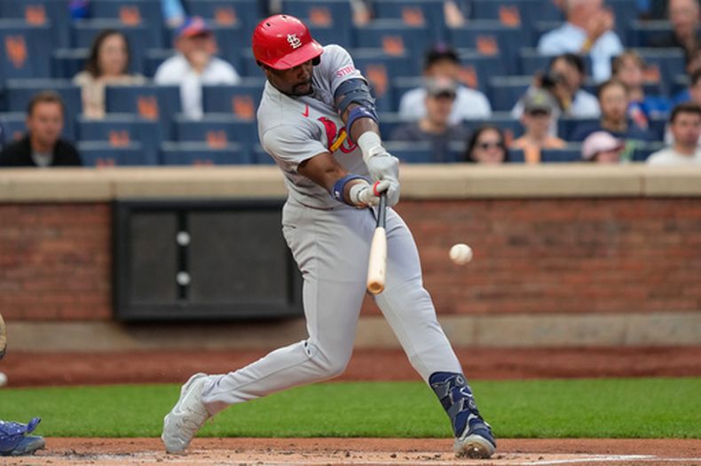 Jordan Walker, bateador designado de los Cardenales de san Luis, pega un sencillo productor durante la primera entrada del juego de béisbol de Grandes Ligas contra los Mets de Nueva York, el miércoles 10 de junio de 2026, en Nueva York. (AP Foto/Yuki Iwamura)
