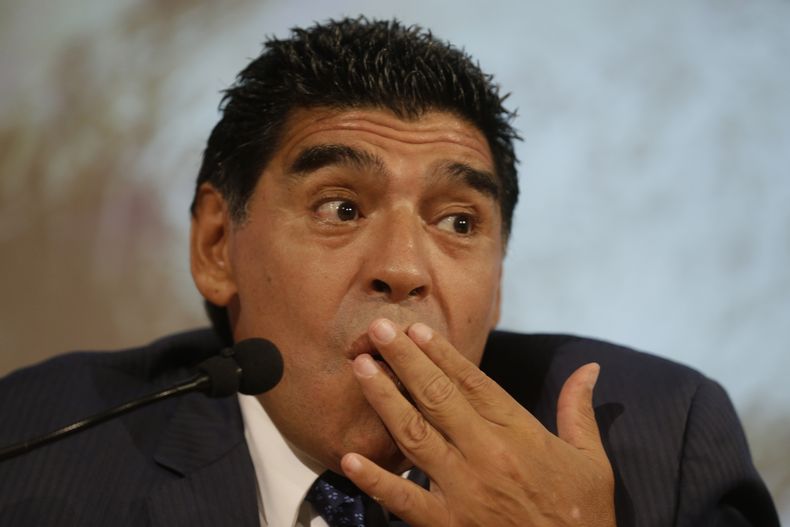 El ex futbolista argentino Diego Maradona gesticula en una conferencia de prensa el jueves, 17 de octubre de 2013, en Mil&aacute;n. (AP Photo/Luca Bruno)